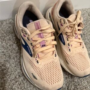 Brooks Adrenaline Women's Peach and Purple Lace-Up Running Sneakers
